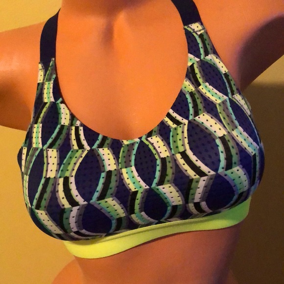 Victoria Secret Sports Bra 32C! - Picture 1 of 3